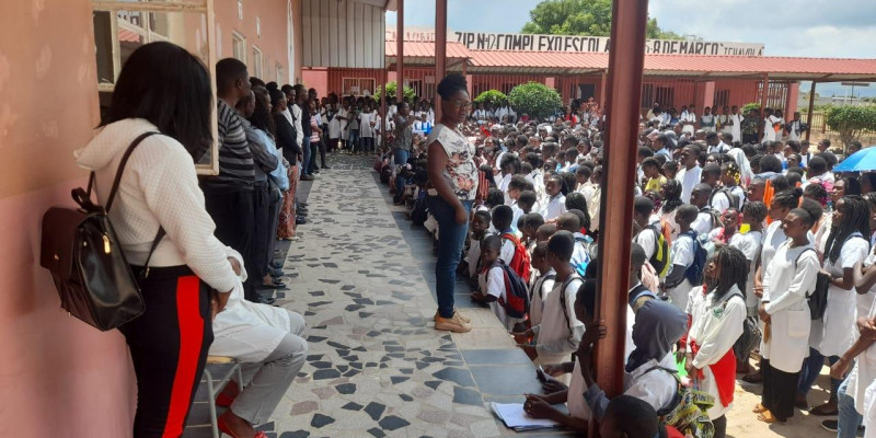 Investigadores, participam em paradas de diversas escolas com os alunos e professores para fazer a apresentação do Projecto Cidades Sustentáveis em Angola aos alunos.