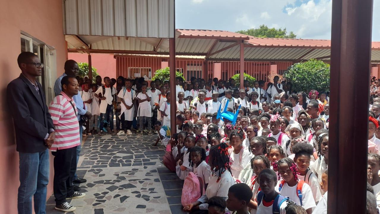 Investigadores, participam em paradas de diversas escolas com os alunos e professores para fazer a apresentação do Projecto Cidades Sustentáveis em Angola aos alunos.