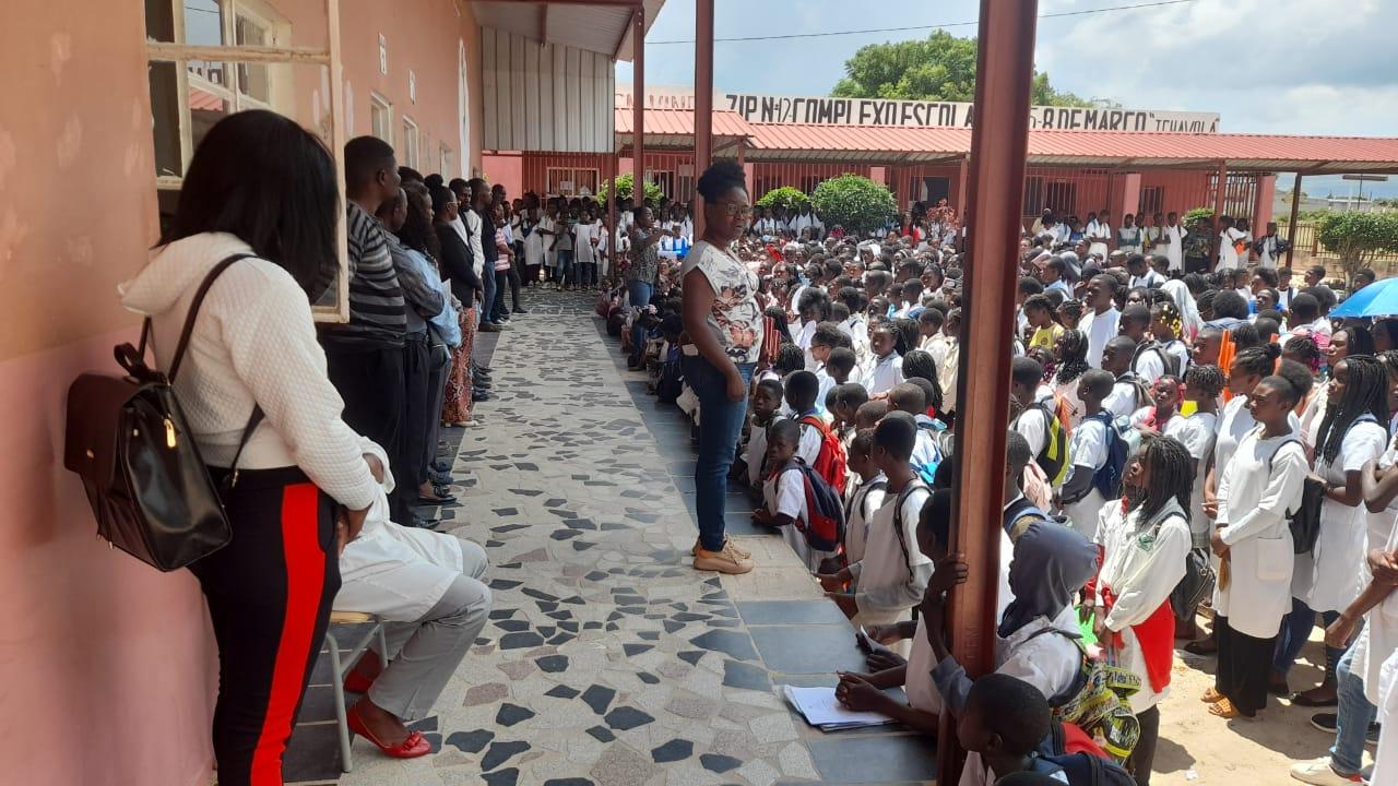 Investigadores, participam em paradas de diversas escolas com os alunos e professores para fazer a apresentação do Projecto Cidades Sustentáveis em Angola aos alunos.